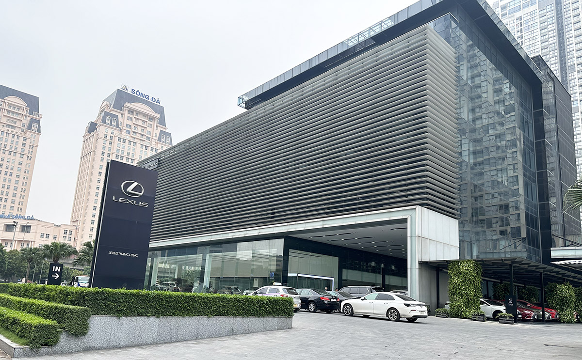không gian bên ngoài showroom lexus