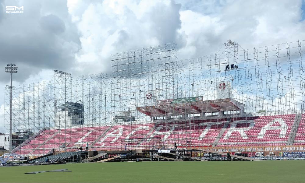 Lắp đặt màn hình LED xem bóng đá dễ dàng và linh hoạt