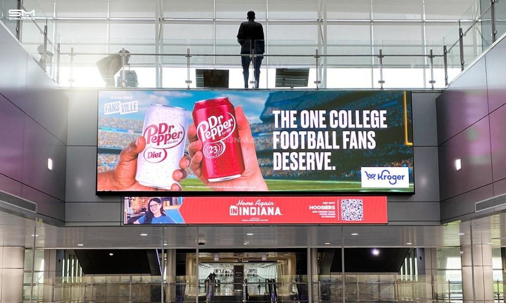 Một trong những ưu điểm nổi bật nhất của màn hình LED quảng cáo chính là khả năng thu hút sự chú ý