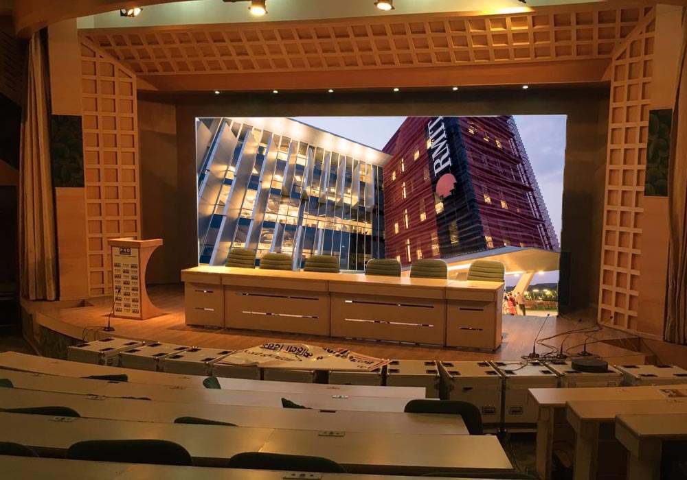 Màn hình led dán kính ứng dụng trong trường học