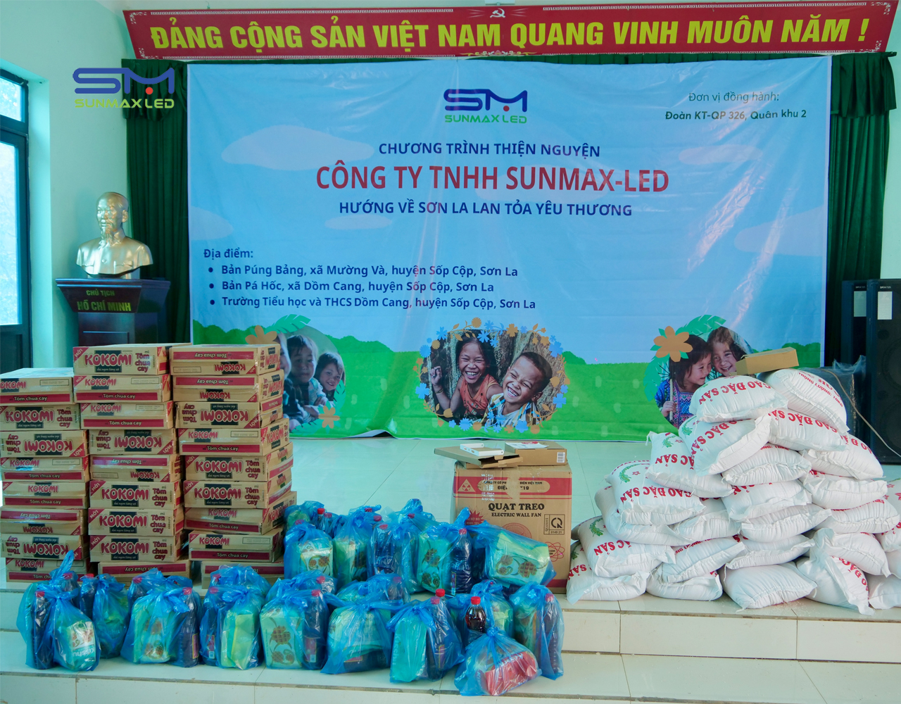 những phần quà được gửi đến bà con bản Pá Dốc