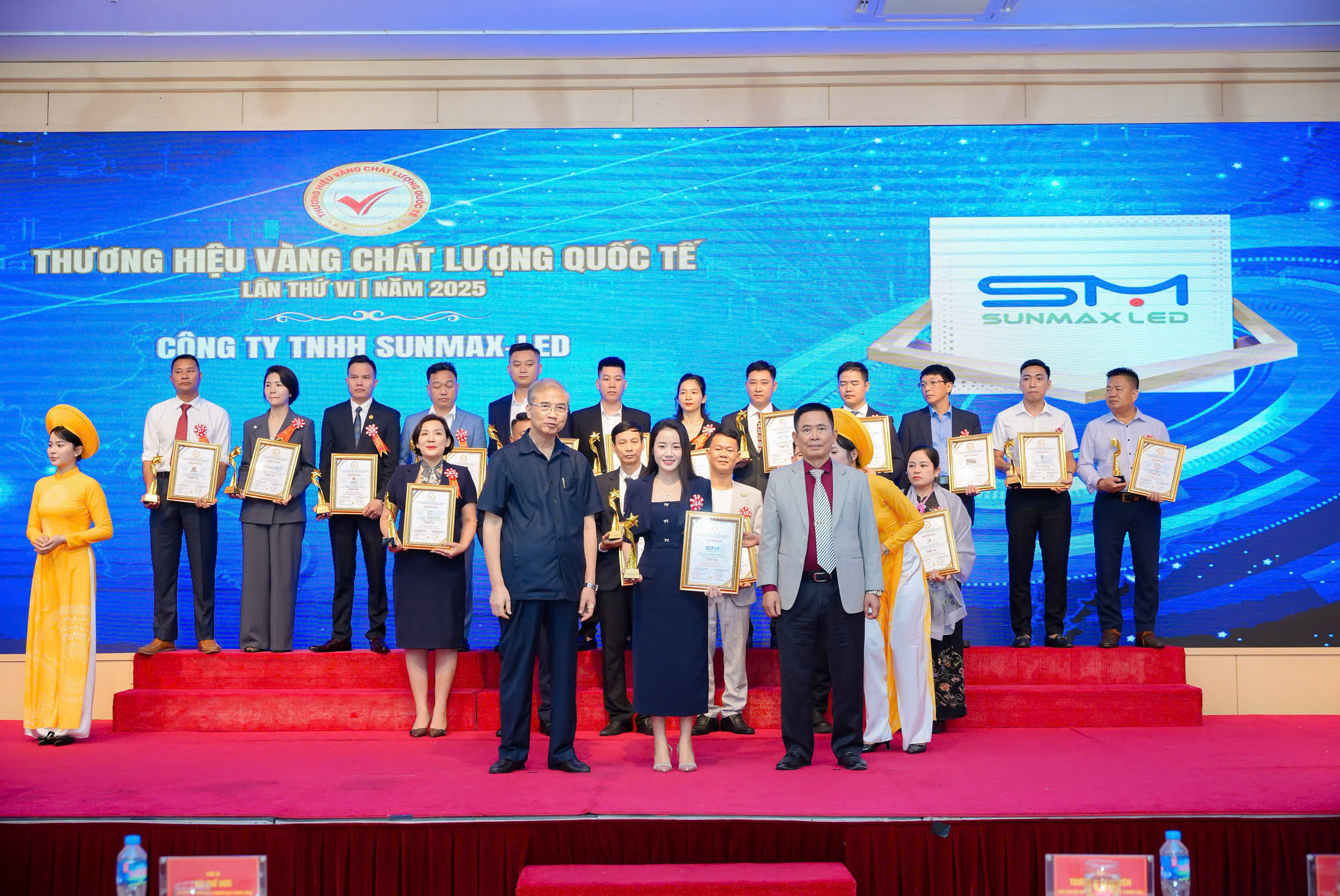 sunmaxled nhận giải thưởng top 10 thương hiệu vàng chất lượng quốc tế