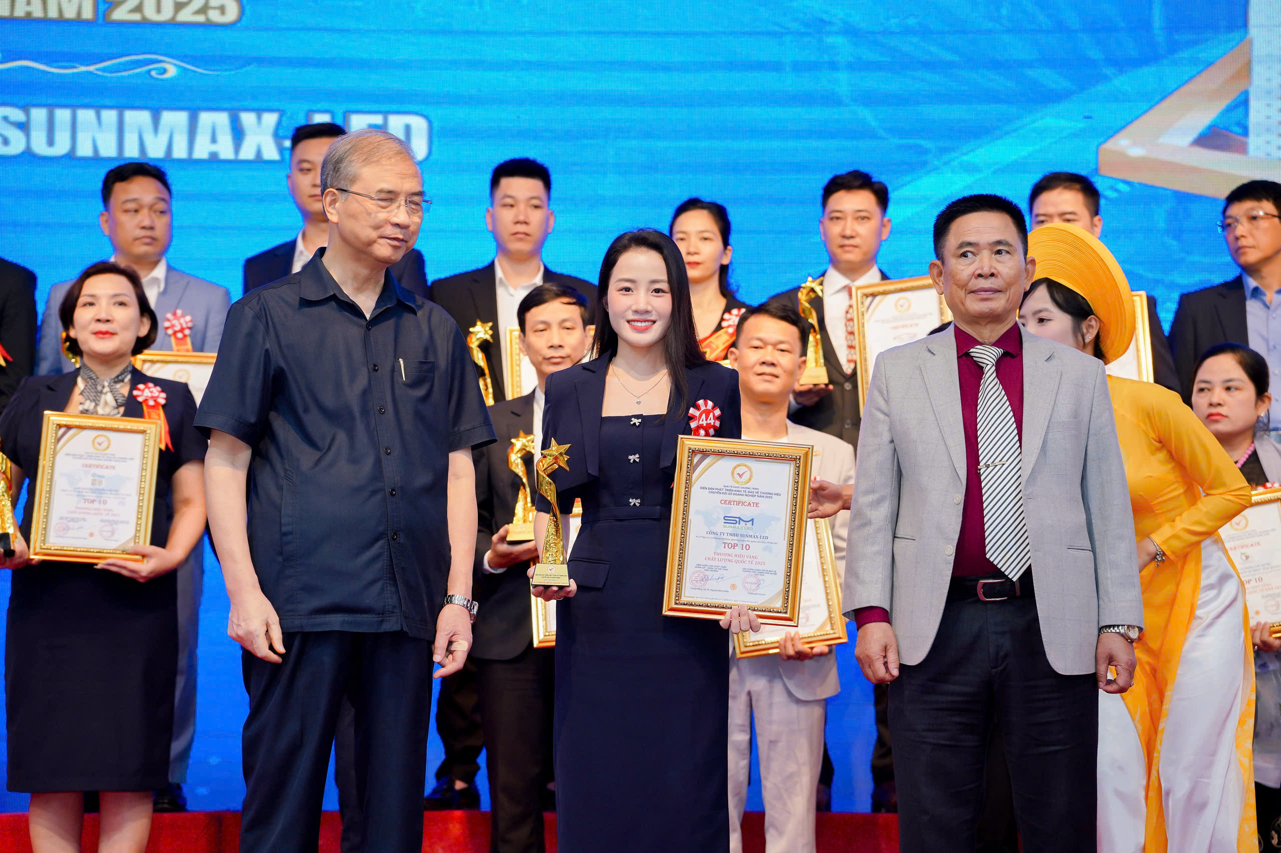 sunmaxled vinh dự nhận giải thưởng top 10 thương hiệu vàng chất lượng quốc tế 2025