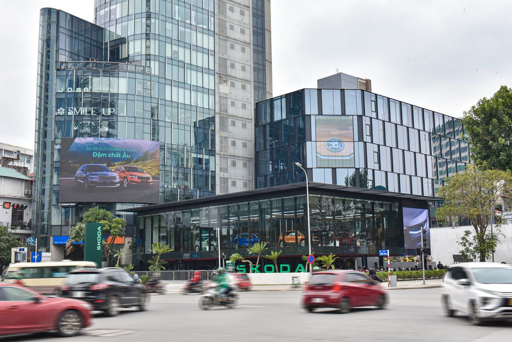 Màn hình Led được lắp đặt tại ngã tư đường Liễu Giai