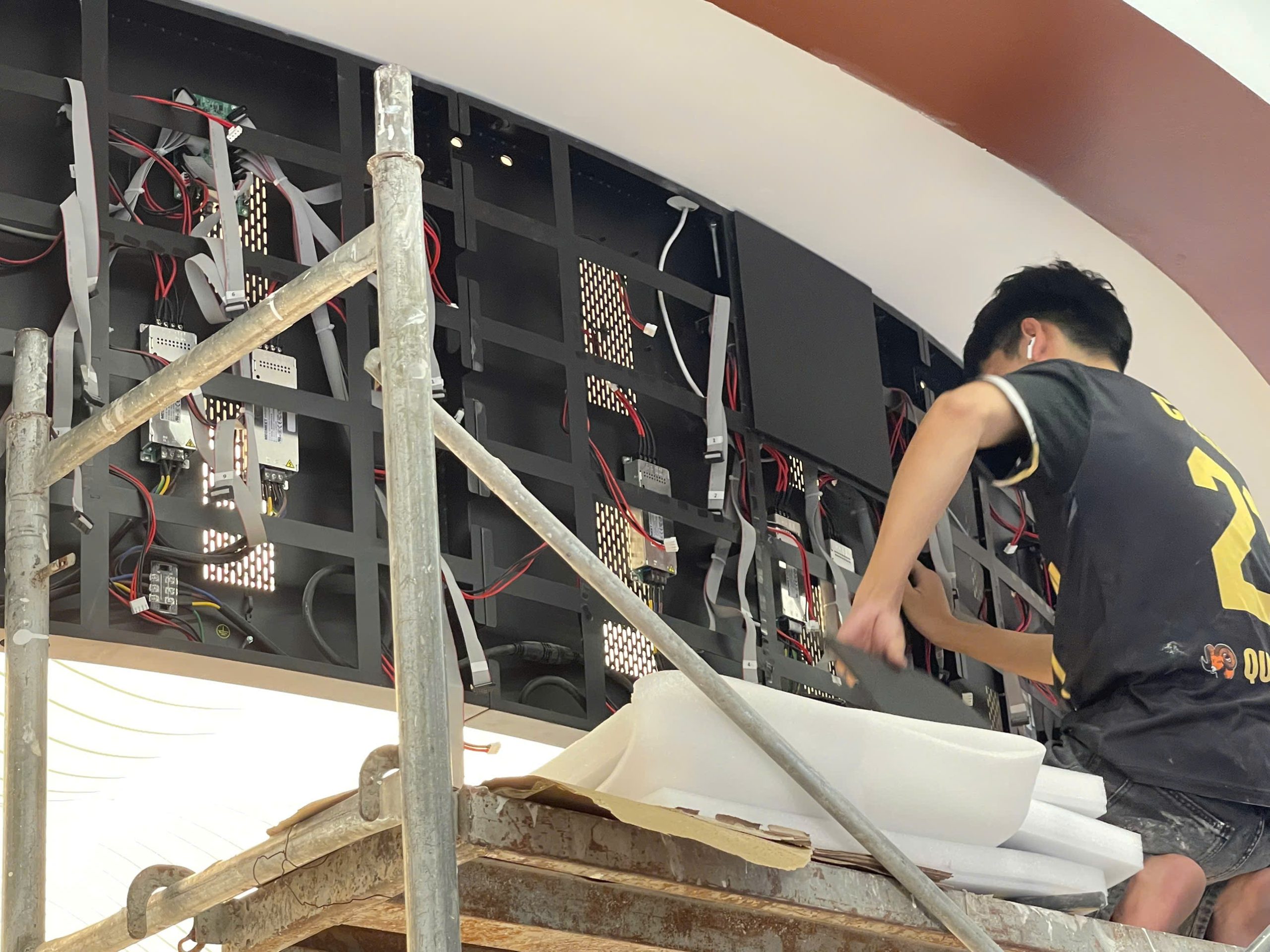 Thi Công Màn Hình LED