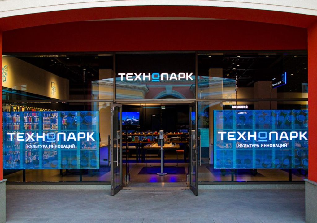 Màn Hình LED Trong Suốt: Khi Công Nghệ Tôn Vinh Kiến Trúc Kính