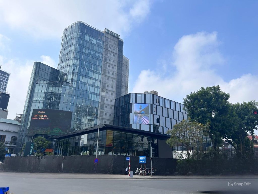 Case Study: Màn Hình LED Trong Suốt Tại Showroom SKODA | SunmaxLED